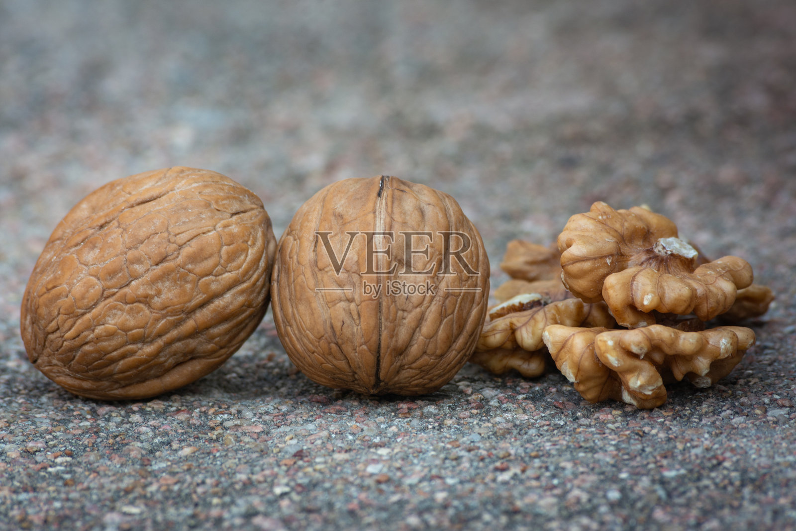 核桃仁和整颗核桃照片摄影图片