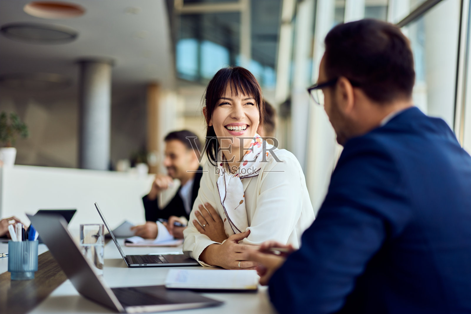 专业团队在现代办公室环境中讨论商业会议的想法照片摄影图片