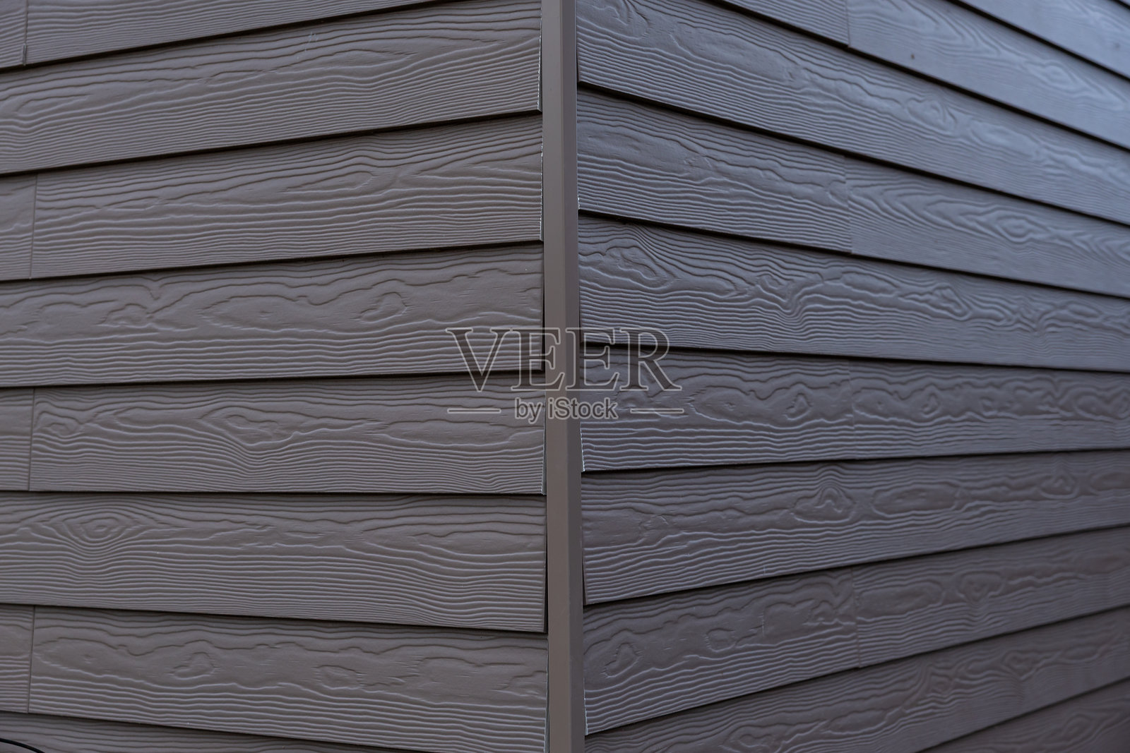 现代房屋的角落,灰色横向木纹外墙照片摄影图片