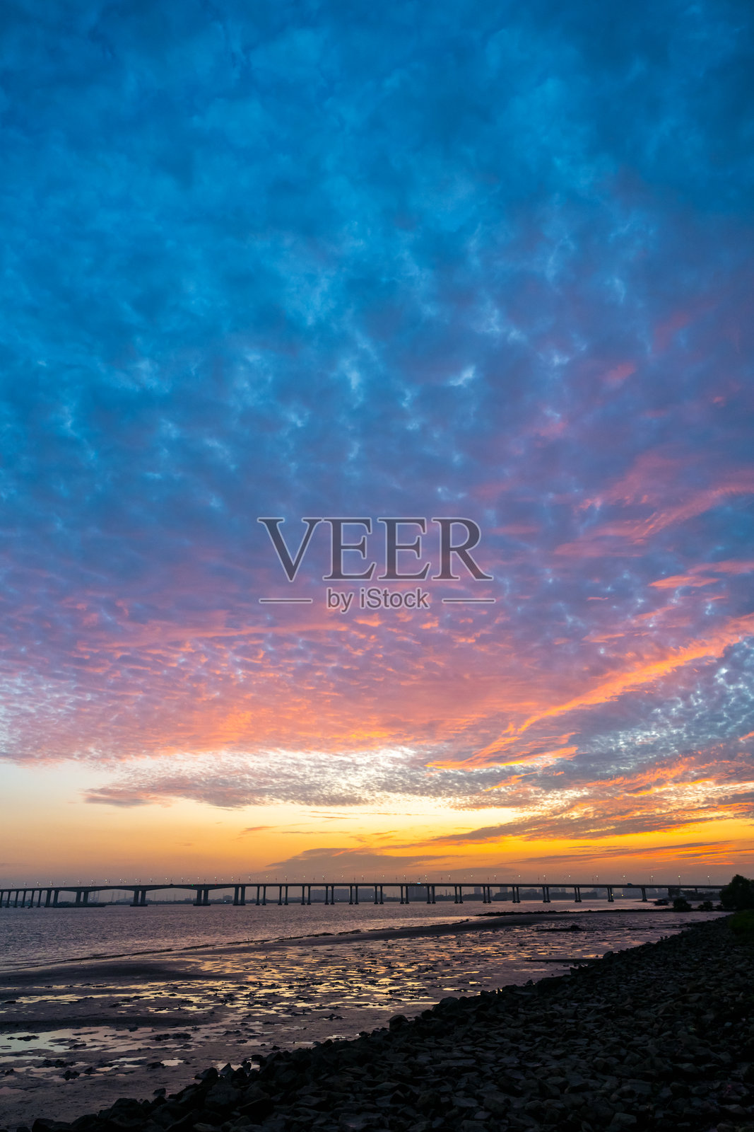 傍晚河边的夕阳余晖照片摄影图片