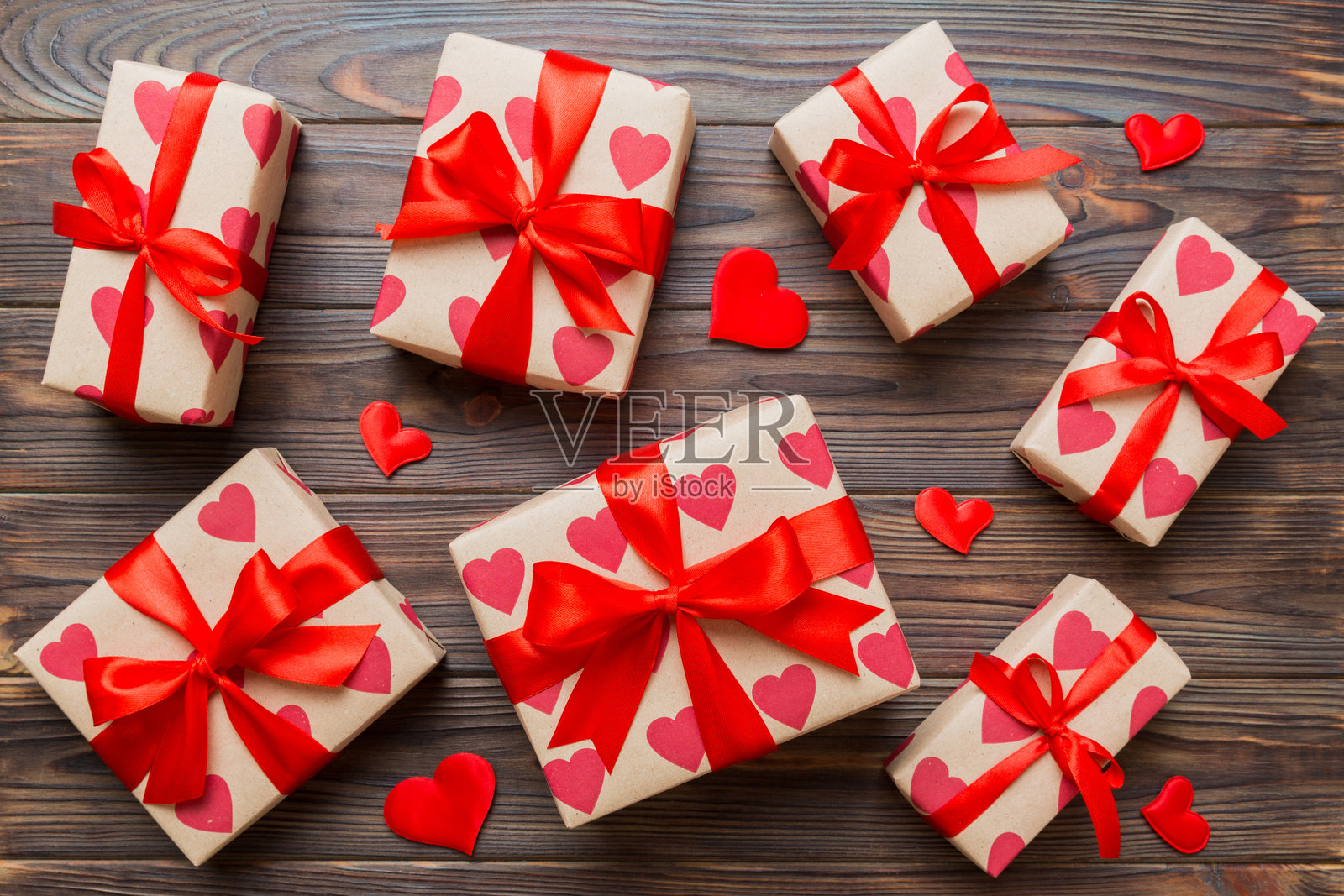 情人节装饰的礼品盒,红色丝带蝴蝶结,俯视图,背景色彩丰富的节日礼品盒。照片摄影图片