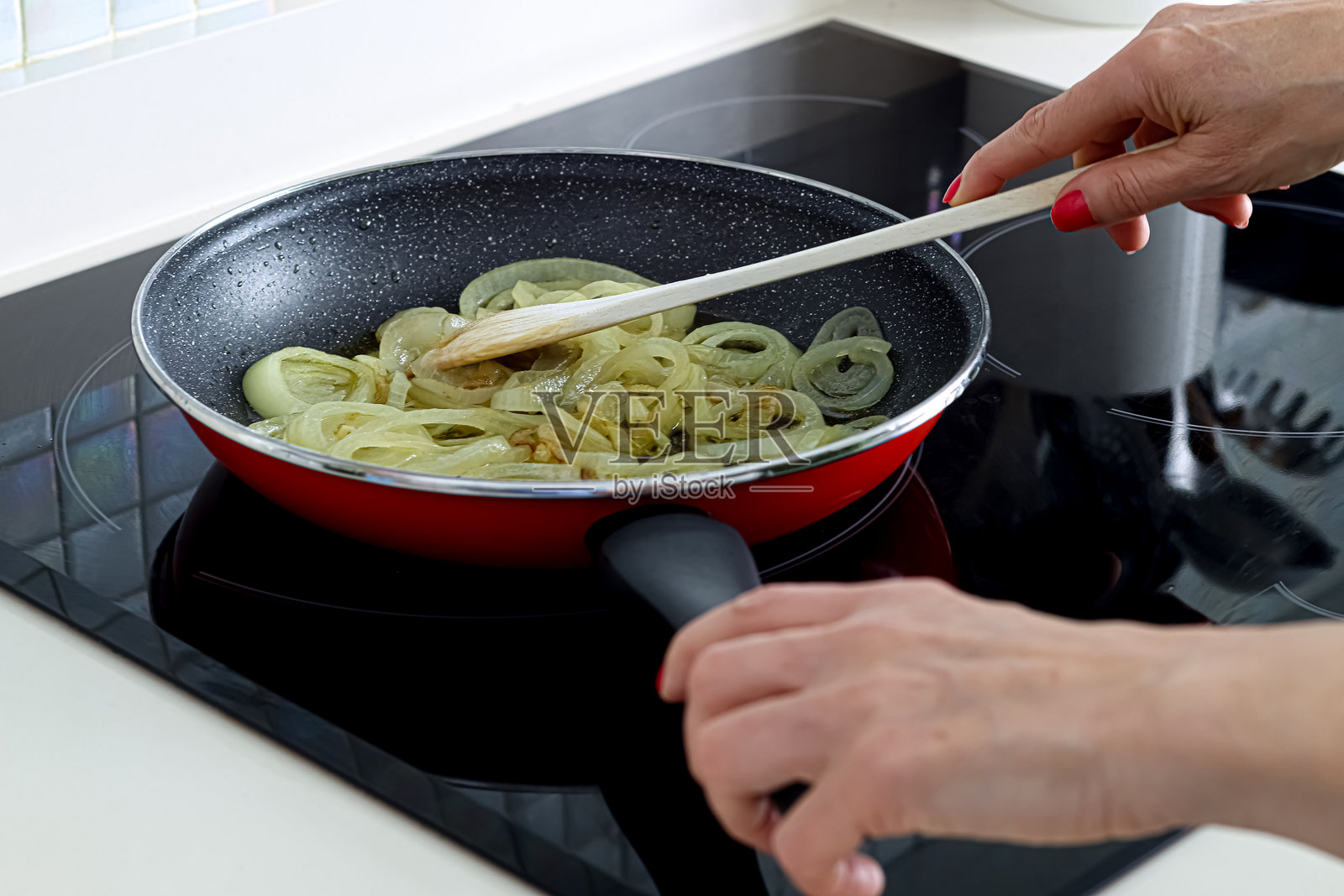 在锅中炒洋葱照片摄影图片