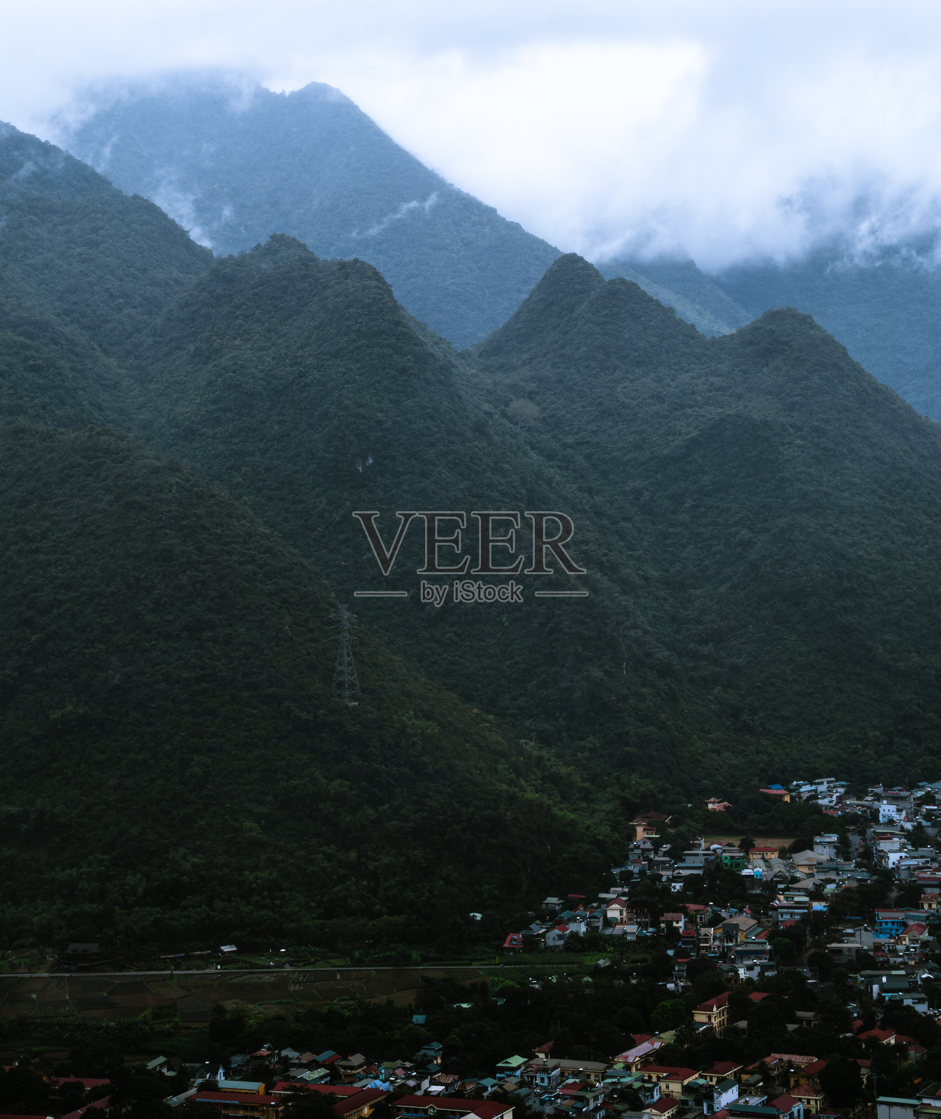 迷雾缭绕的山脉环绕着越南和平市和麦县的郁郁葱葱的山谷照片摄影图片