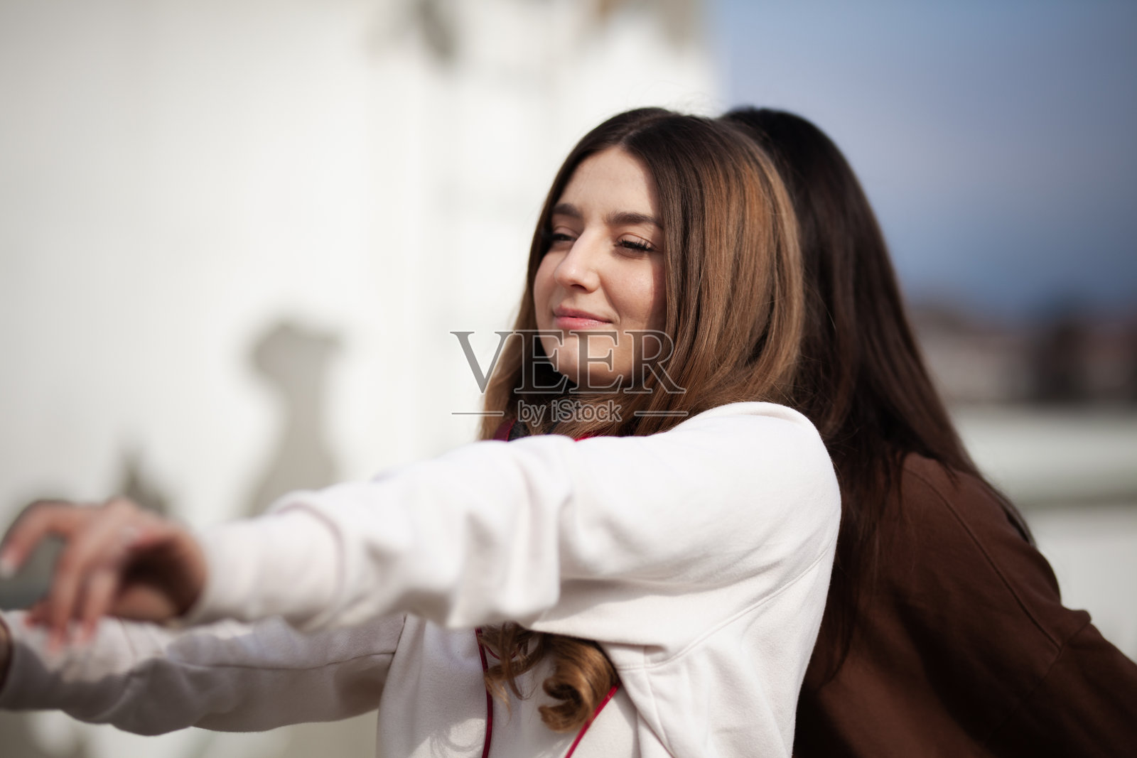 年轻女性在阳光明媚的日子里享受宁静的户外时光照片摄影图片