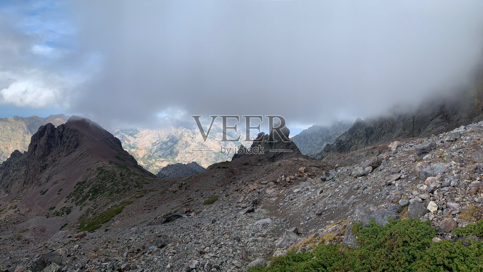 科西嘉岛蒙特辛托山脉的山脉照片摄影图片