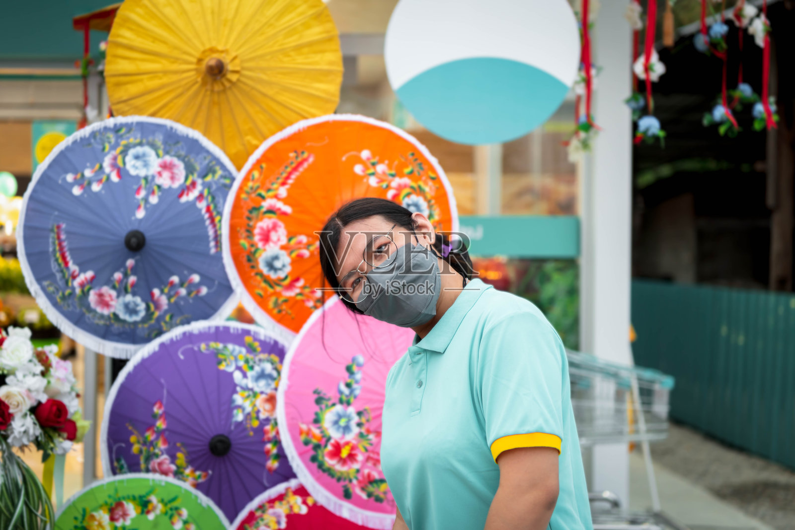 亚洲女性在超市或大卖场工作照片摄影图片