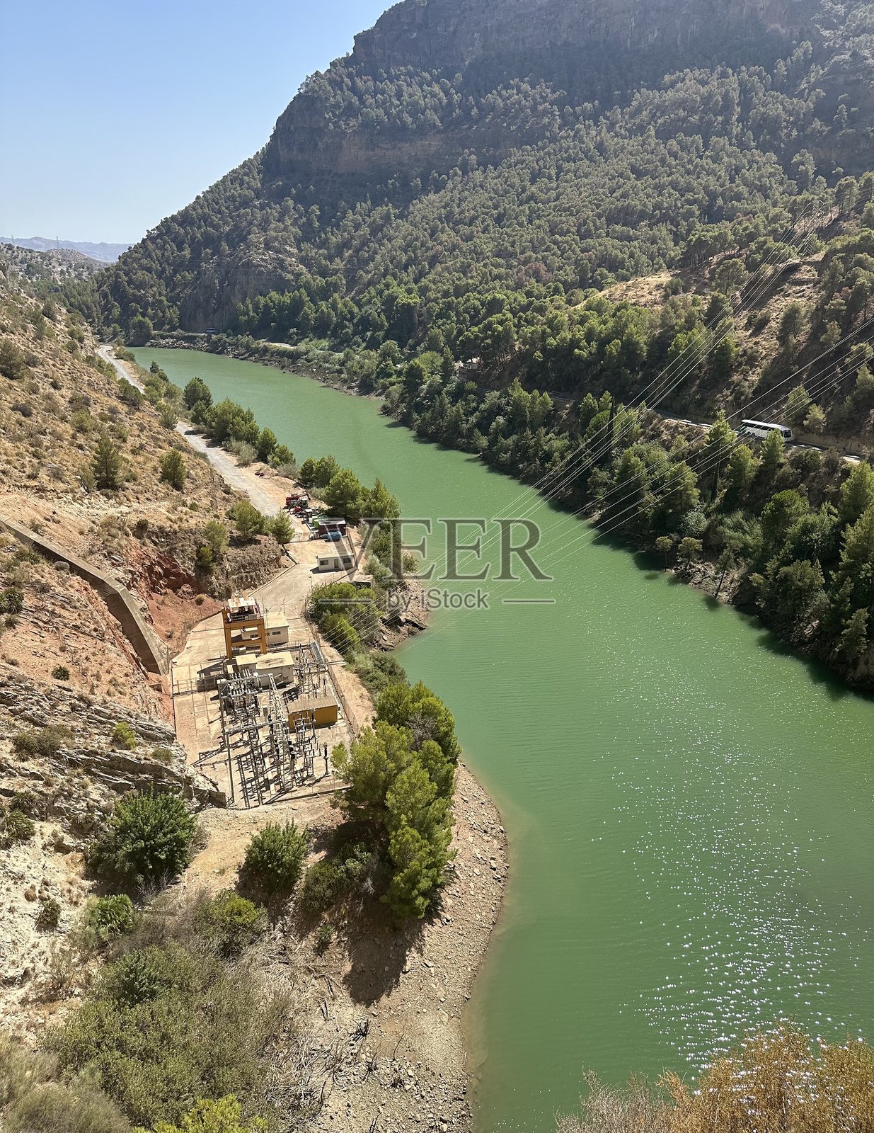 峡谷中的河流:自然与工业的交汇照片摄影图片