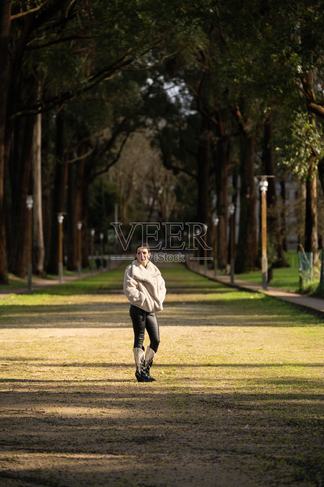 游客在西班牙加利西亚的历史海滨小镇孔巴罗探索风景如画的街道,享受宁静的氛围和迷人的美景。照片摄影图片