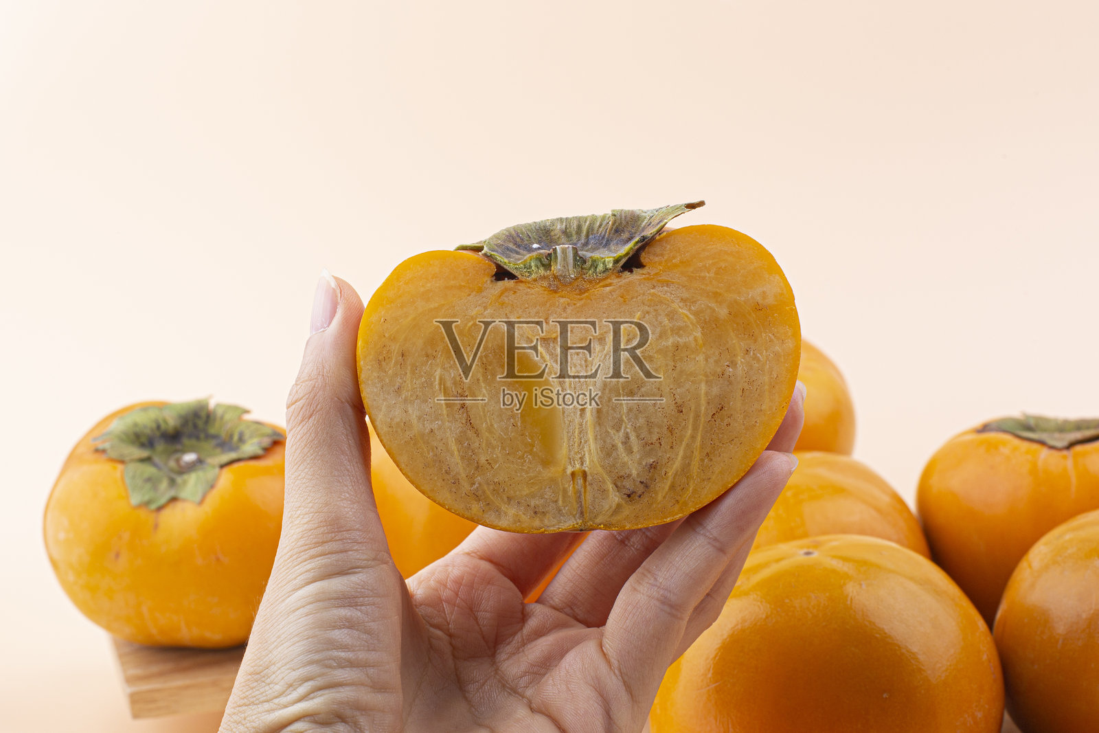 新鲜成熟的甜柿子。照片摄影图片