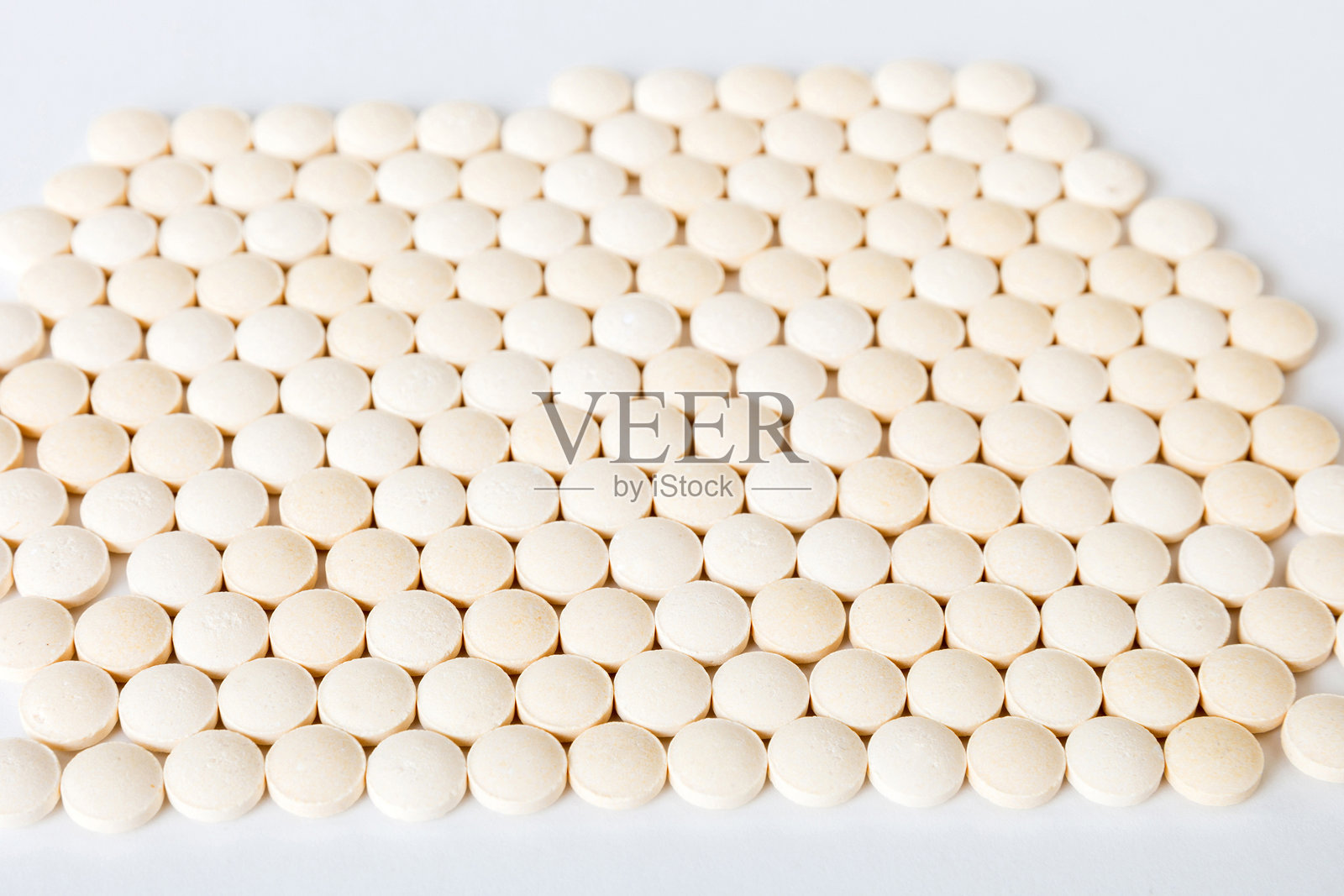 多彩药丸的俯视图。多种药丸在彩色背景上排列。照片摄影图片