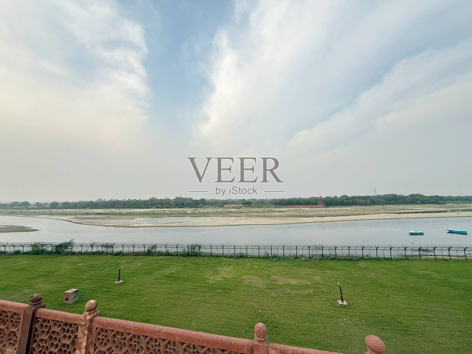 从雅穆纳河的宫殿花园拍摄的HDR照片,俯瞰雅穆纳河的景色照片摄影图片