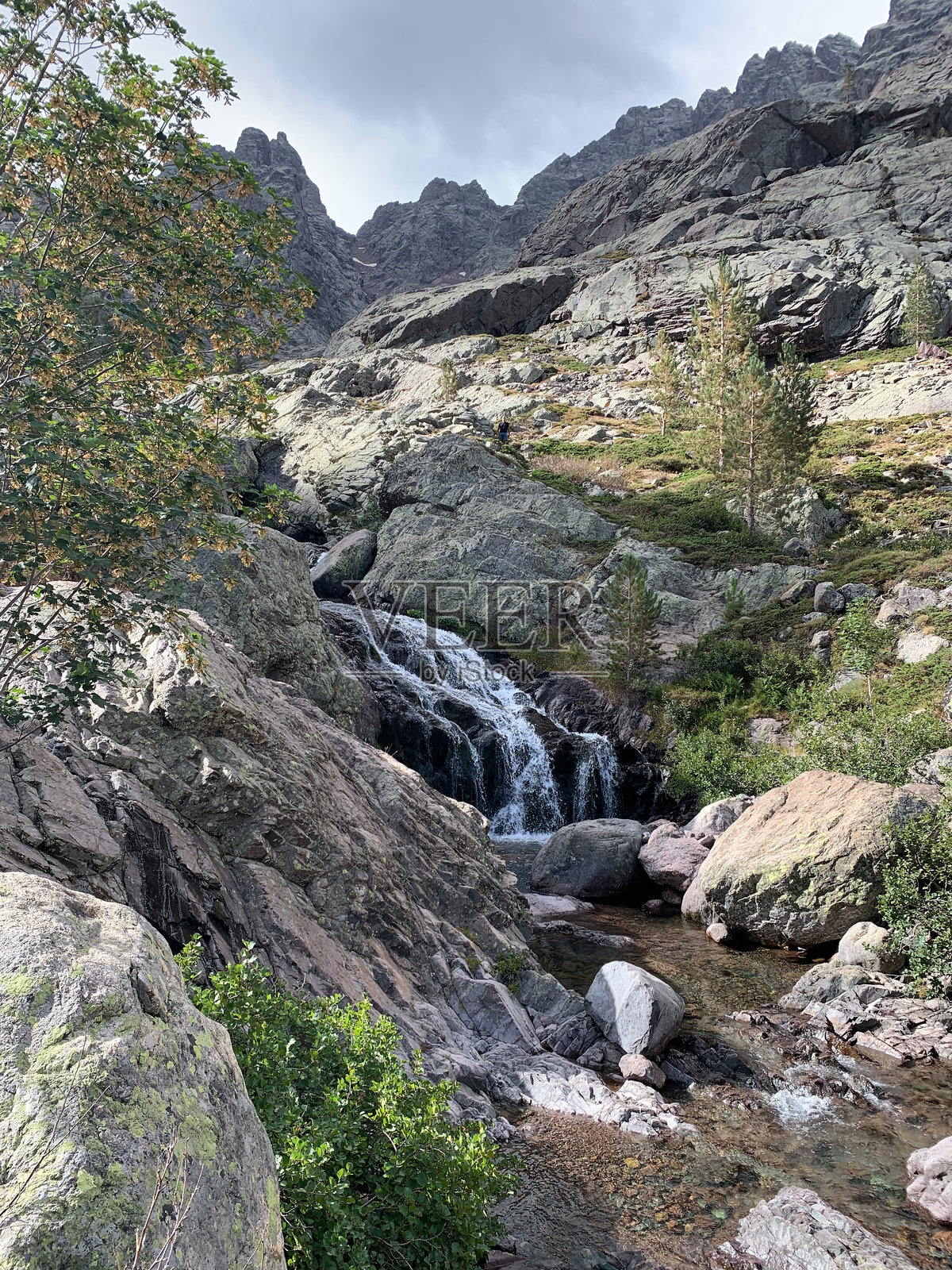 科西嘉岛蒙特辛托山脉的瀑布照片摄影图片