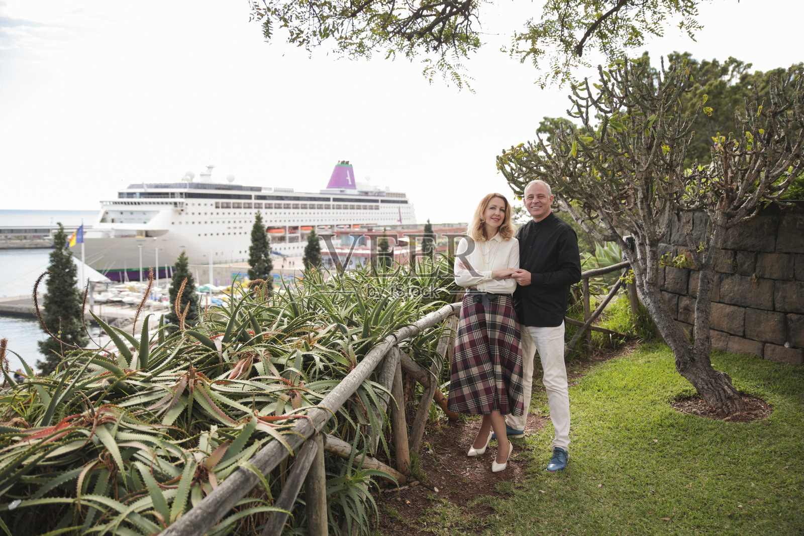 一对情侣在马德拉的丰沙尔欣赏游轮的美景照片摄影图片