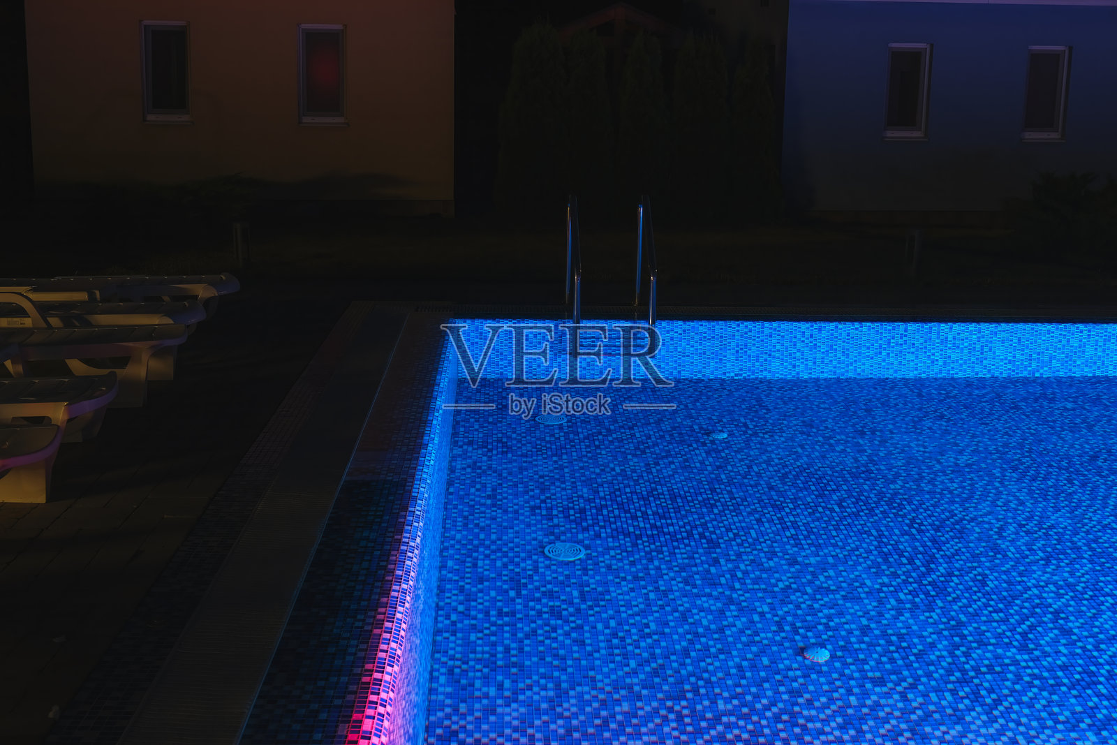 夜晚的户外夏季游泳池照片摄影图片