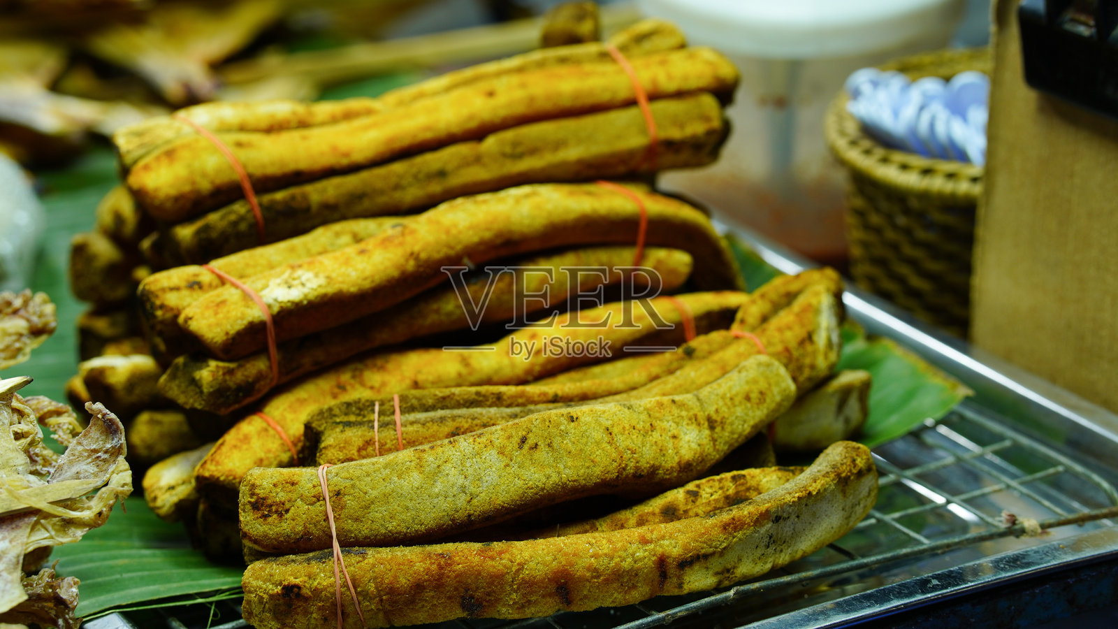 泰国清迈步行街旅游景点出售的泰国美食特写。照片摄影图片