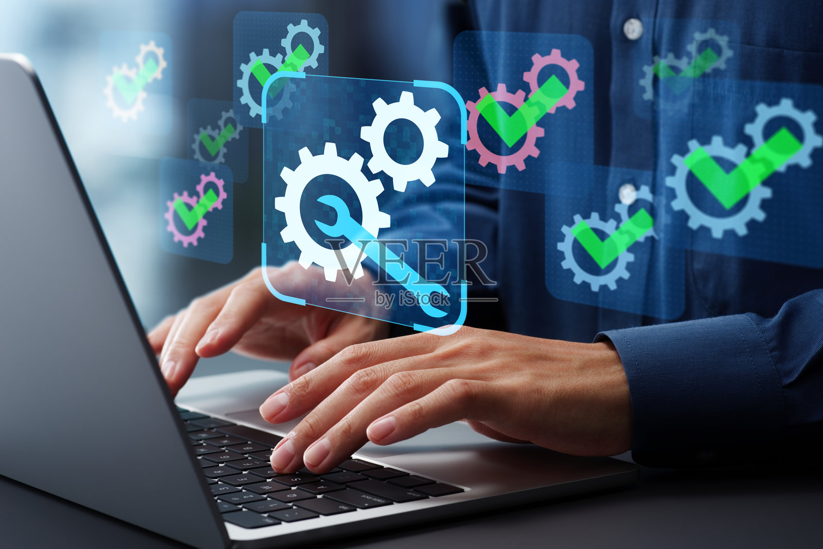 编码和开发自动化。自动维护和系统更新。工程师使用笔记本电脑优化和改进系统。照片摄影图片