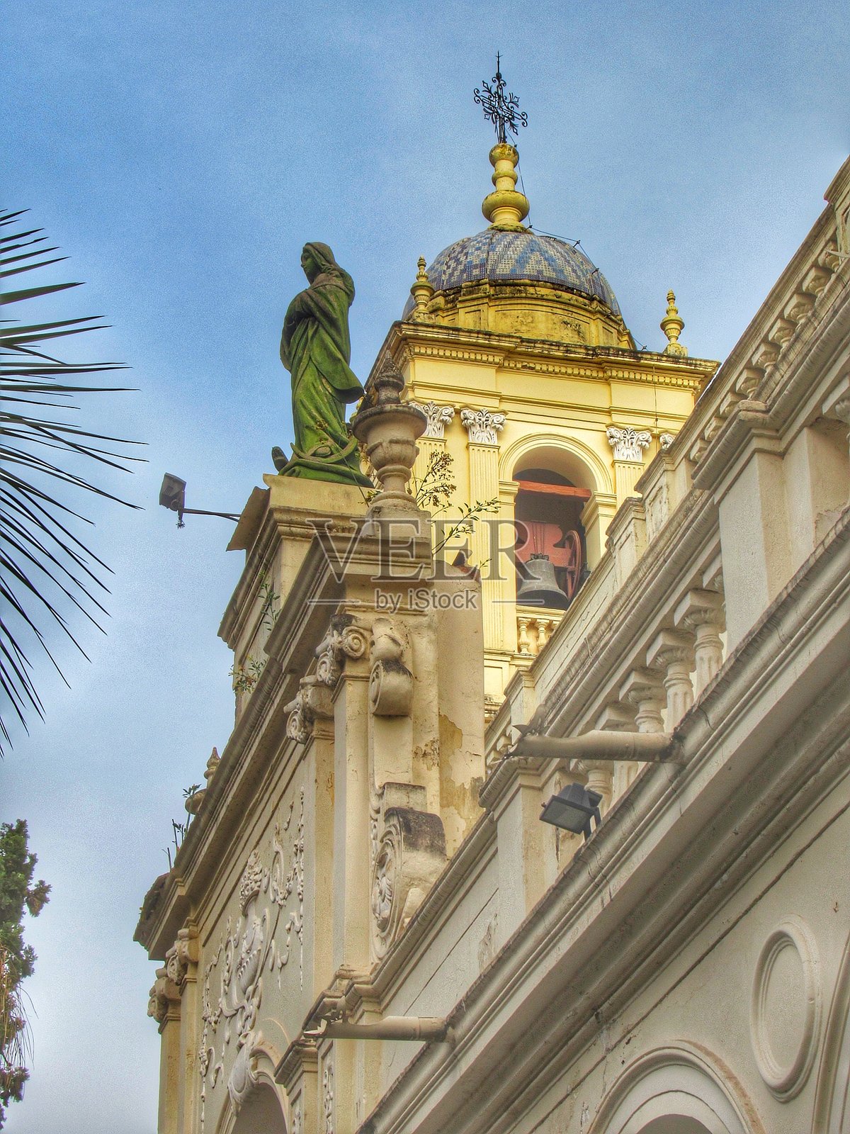 美丽的天主教教堂圣救主教堂(Iglesia del Santísimo Salvador – Cathedral Basilica of San Salvador de Jujuy)外立面的细节,背景是阿根廷北部蓝天的日子。照片摄影图片