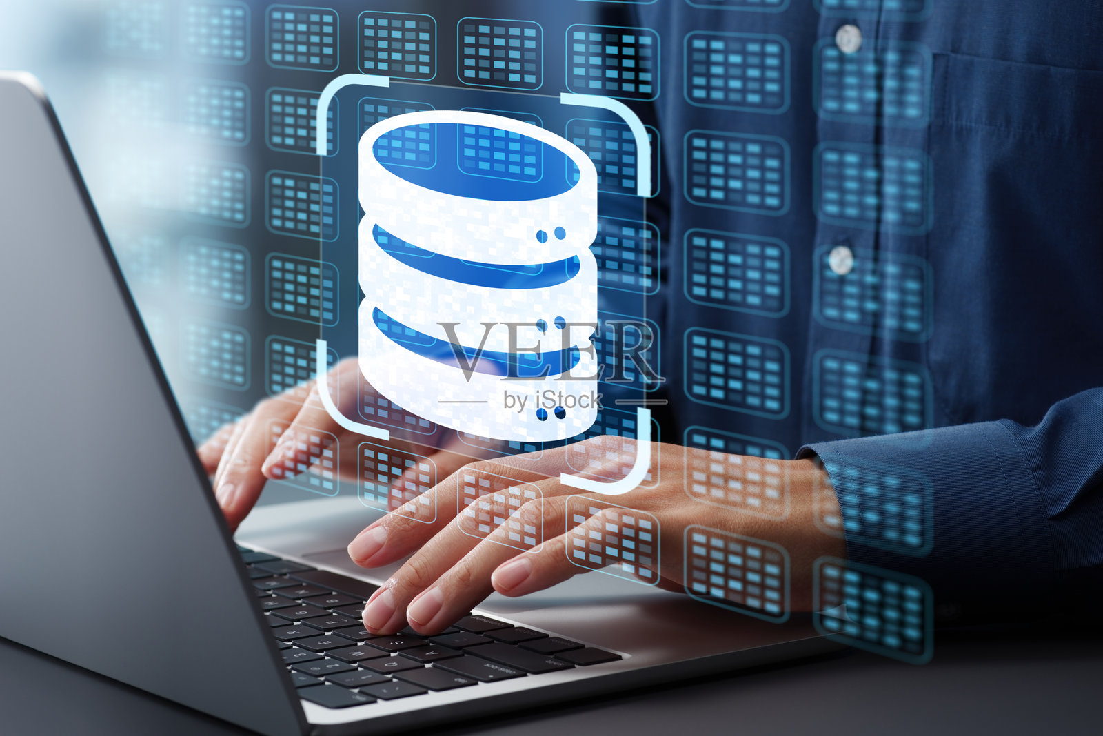 关系数据库 RDB 和数据模型。数据库管理系统 DBMS 技术。商人在办公室的桌子上使用笔记本电脑键盘打字。照片摄影图片