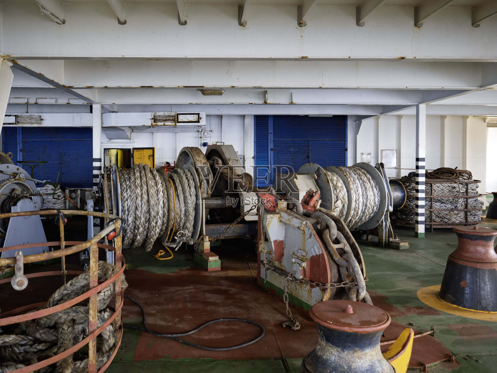 船只前方的系缆绞车照片摄影图片