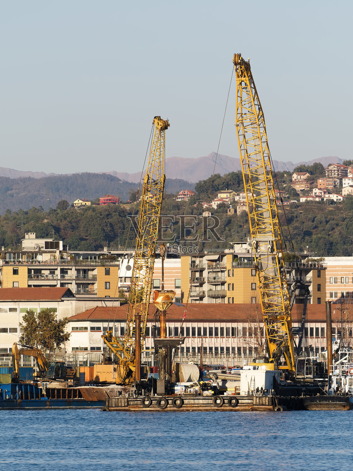 拉斯佩齐亚港口的疏浚作业照片摄影图片