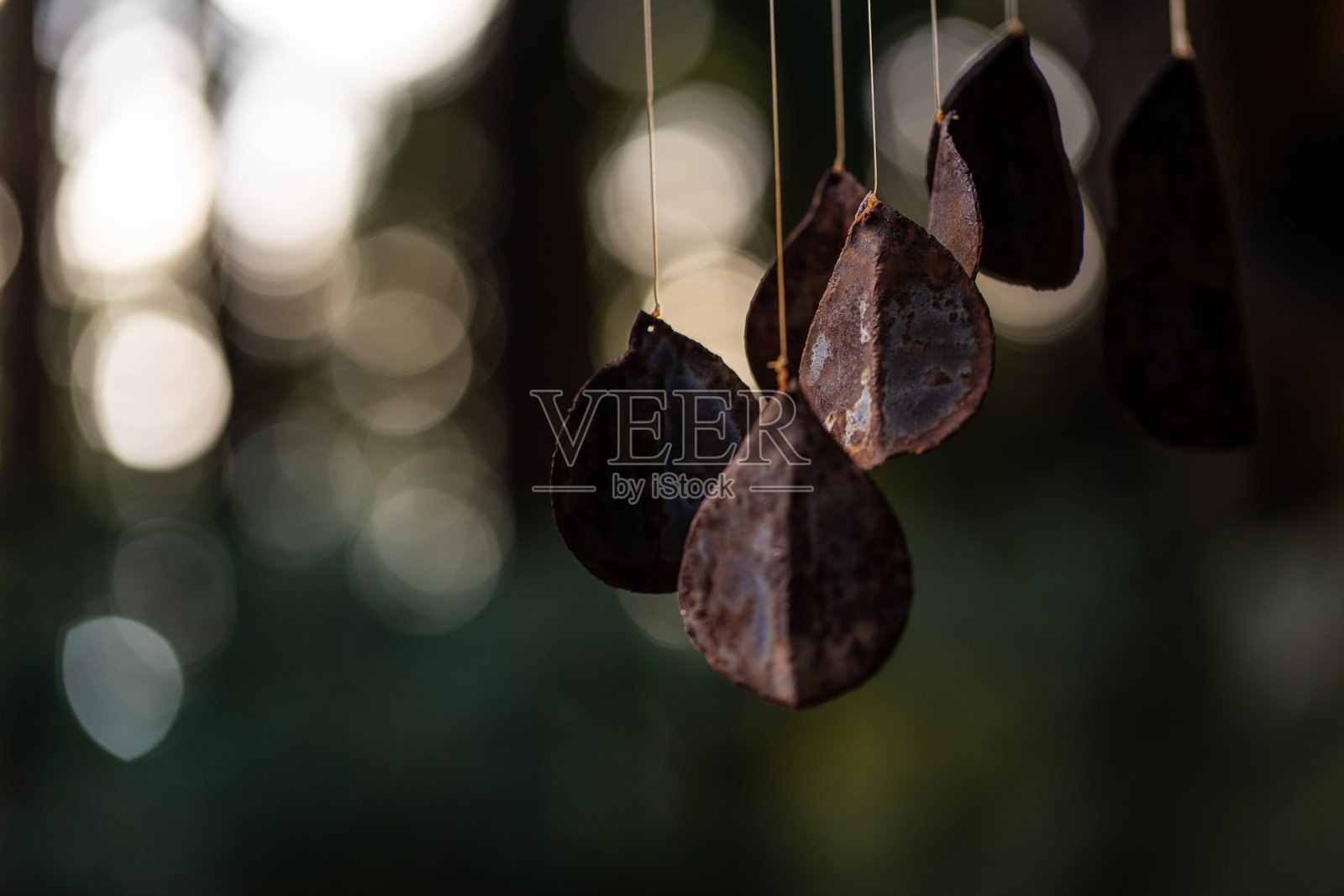 特写生锈的泪珠风铃照片摄影图片