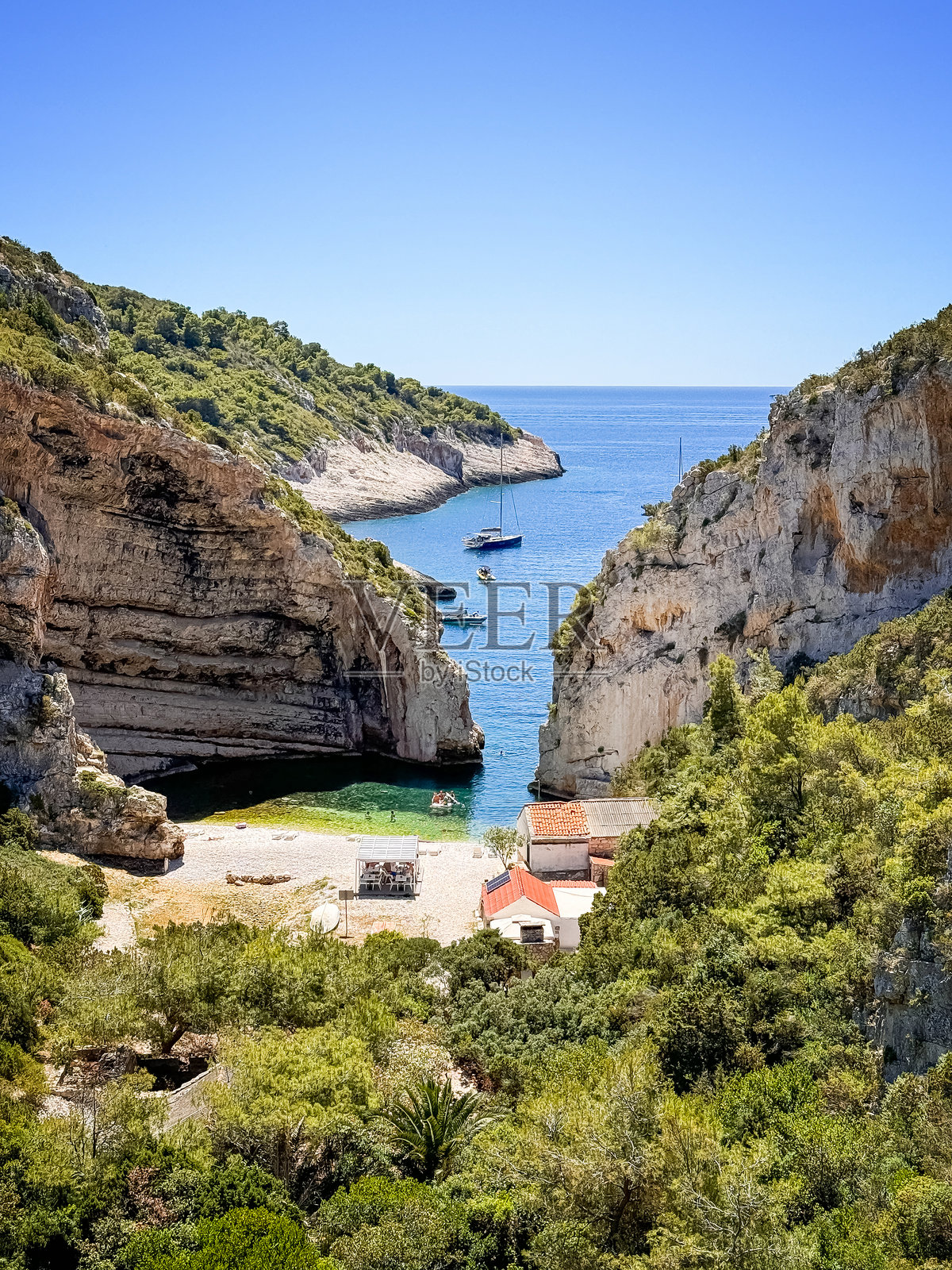 克罗地亚达尔马提亚维斯岛著名海滩斯蒂尼瓦的游客照片摄影图片