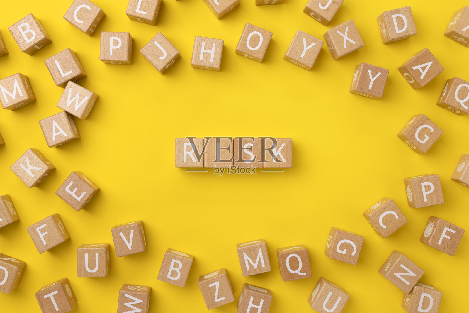 木制拼字游戏的拼块组成了“Risk”这个词照片摄影图片