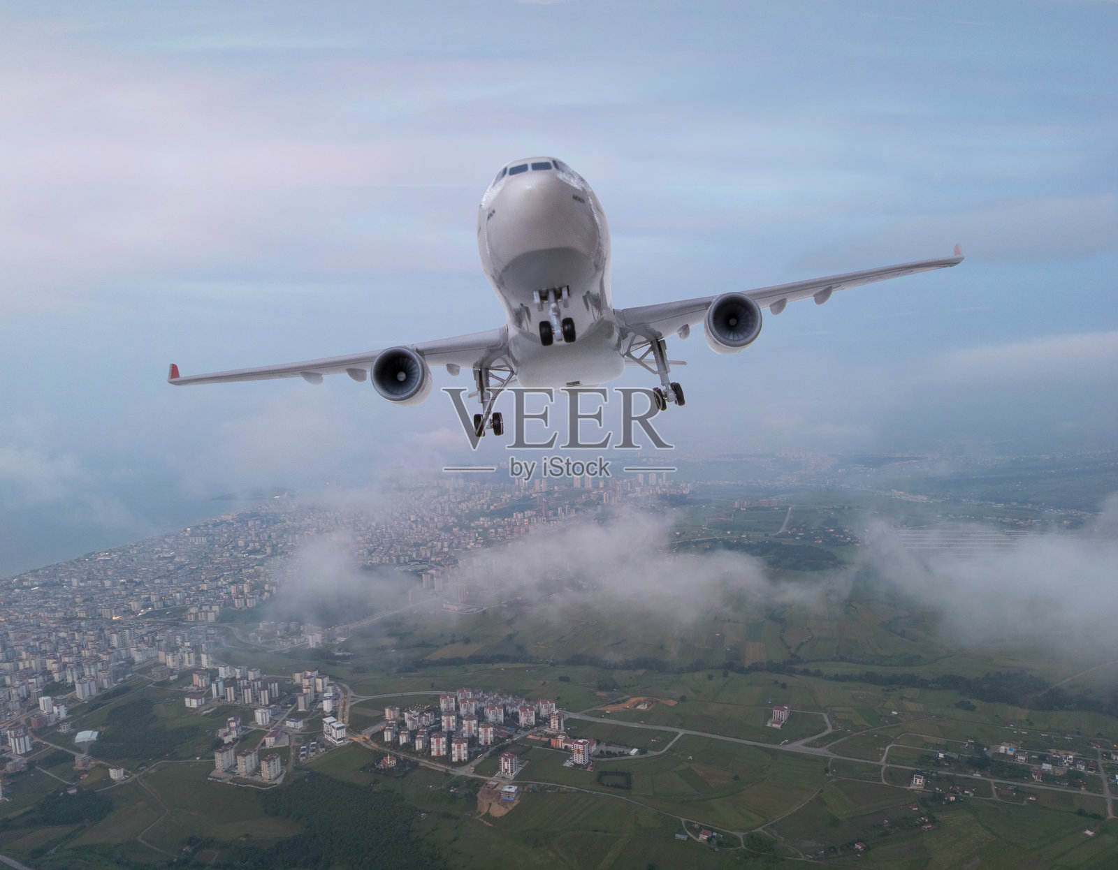 客机在城市上空起飞照片摄影图片