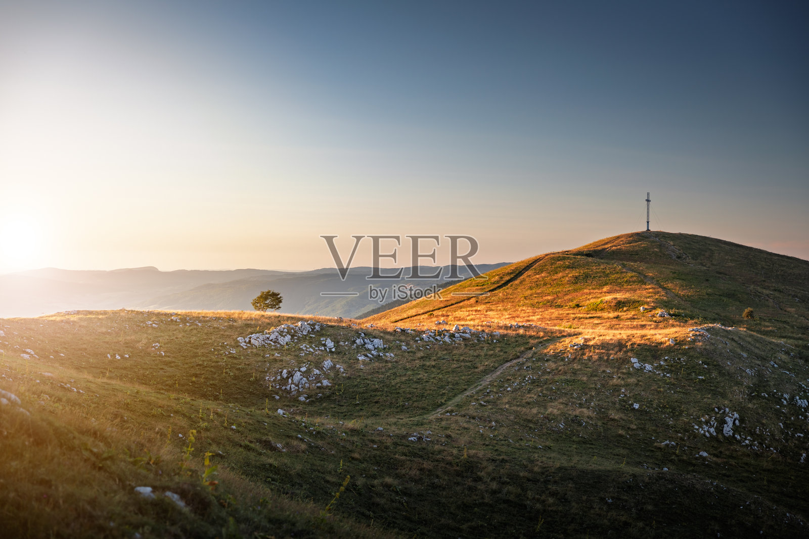 夏季日落时从法国阿尔卑斯的格朗科隆比耶峰俯瞰的起伏山丘和风景照片摄影图片