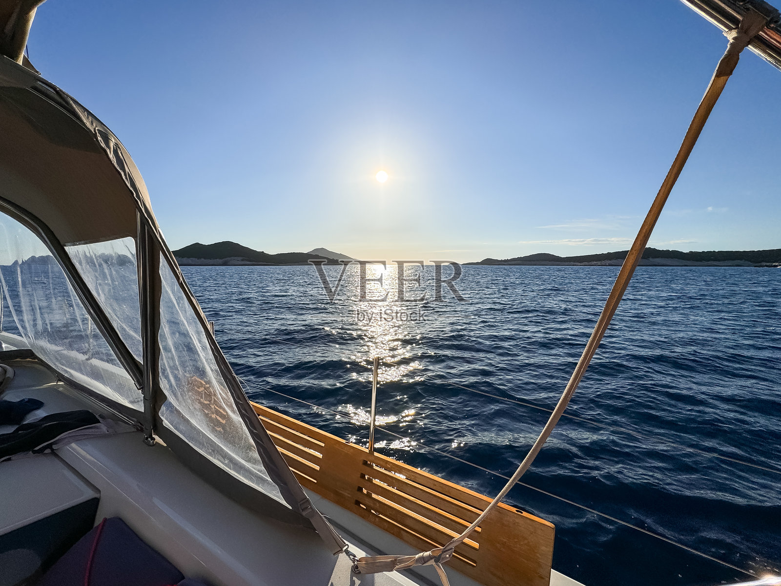 乘风破浪的帆船航行照片摄影图片