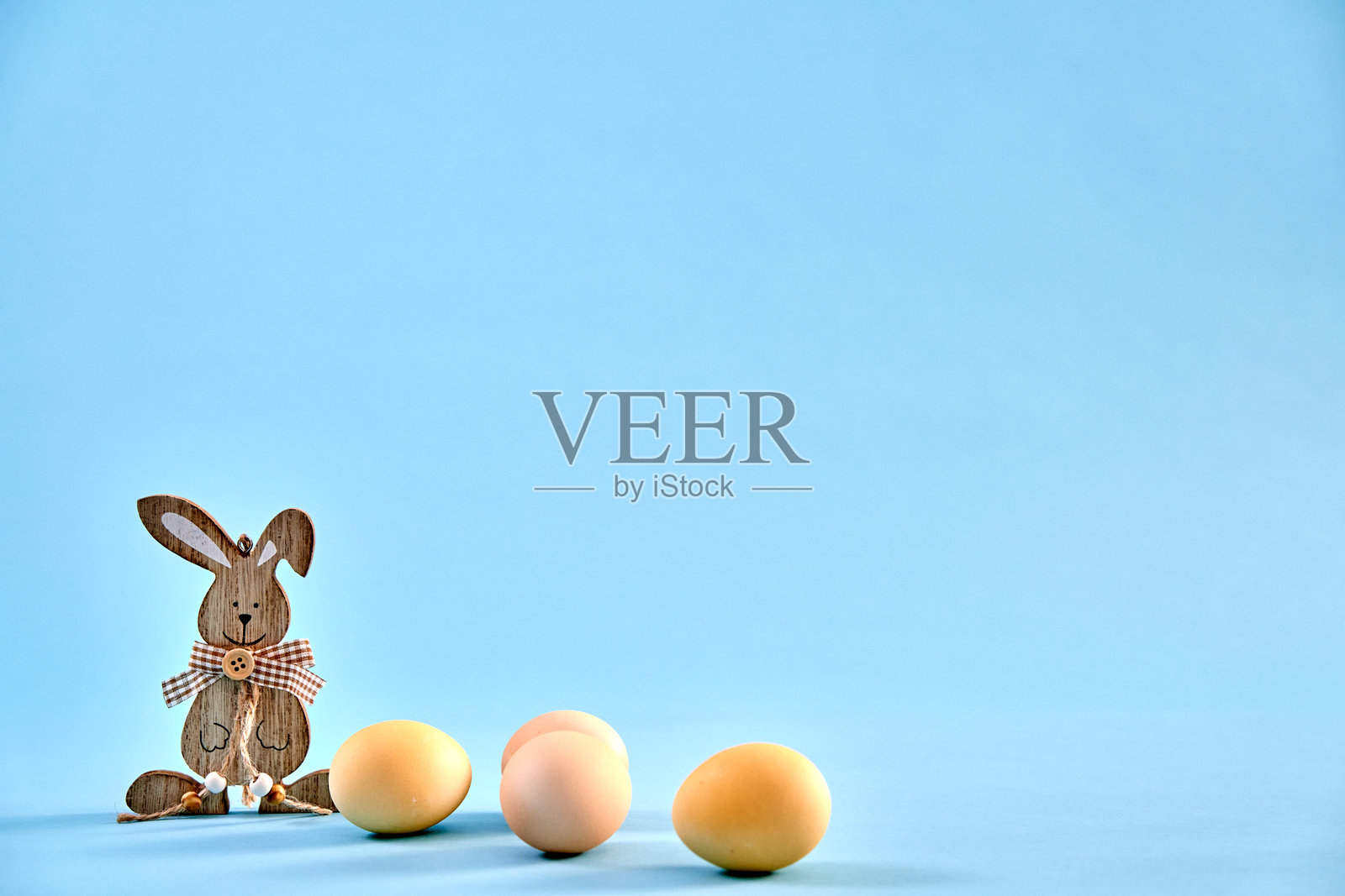 复活节装饰与色彩鲜艳的复活节彩蛋照片摄影图片