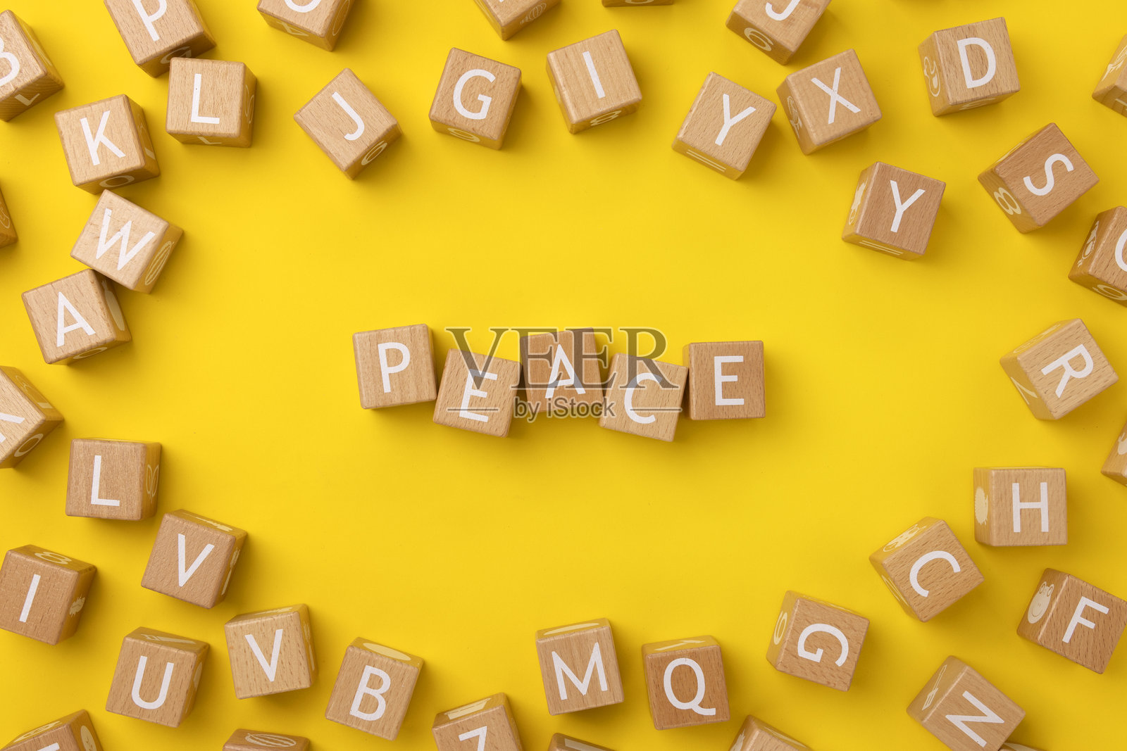 黄色背景上的“和平”字样块字照片摄影图片