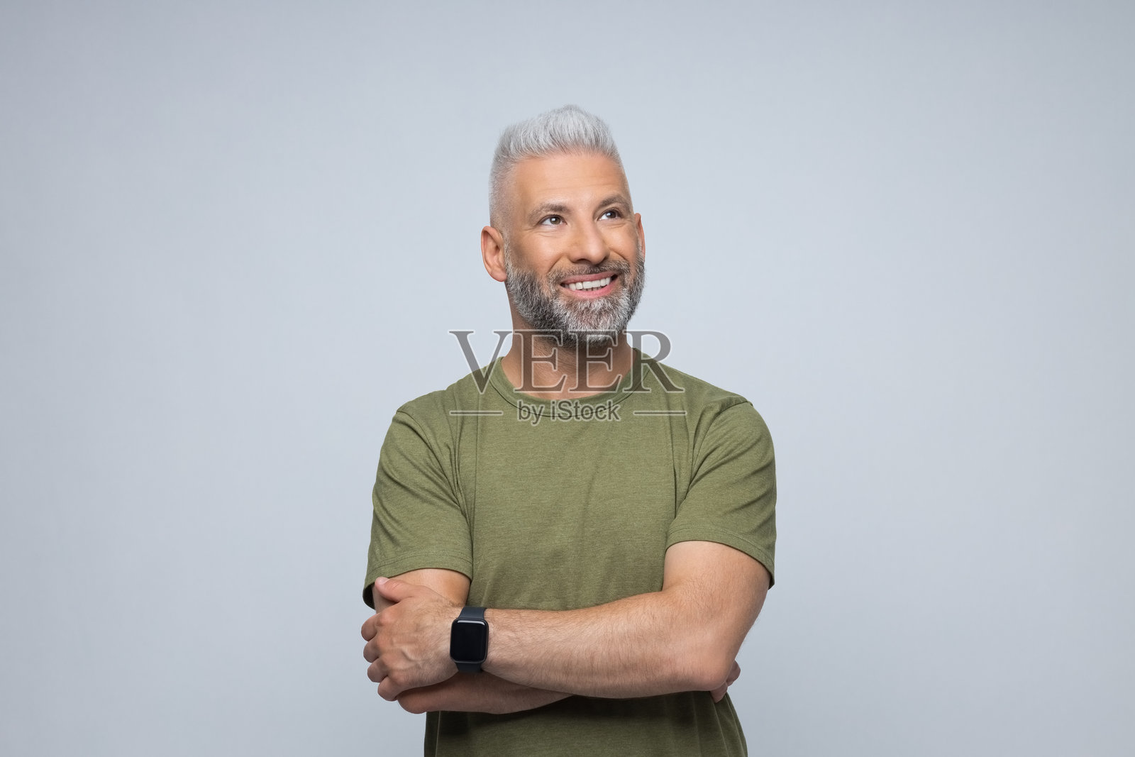 微笑的健壮成年男性肖像,灰色背景照片摄影图片