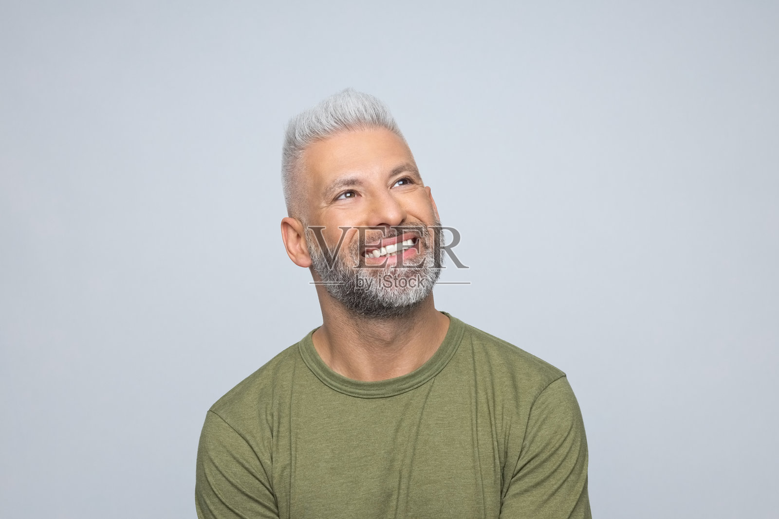 微笑的健壮成年男性肖像,灰色背景照片摄影图片