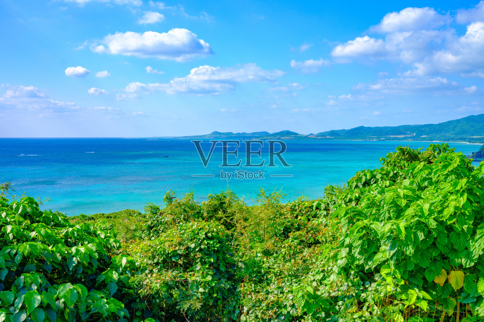 夏季时分,位于日本冲绳石垣岛的须久治海滩,蓝色海洋或海洋上漂浮着一只美丽的船,白色沙滩旁无人,风景或旅行,高分辨率超过50MP照片摄影图片