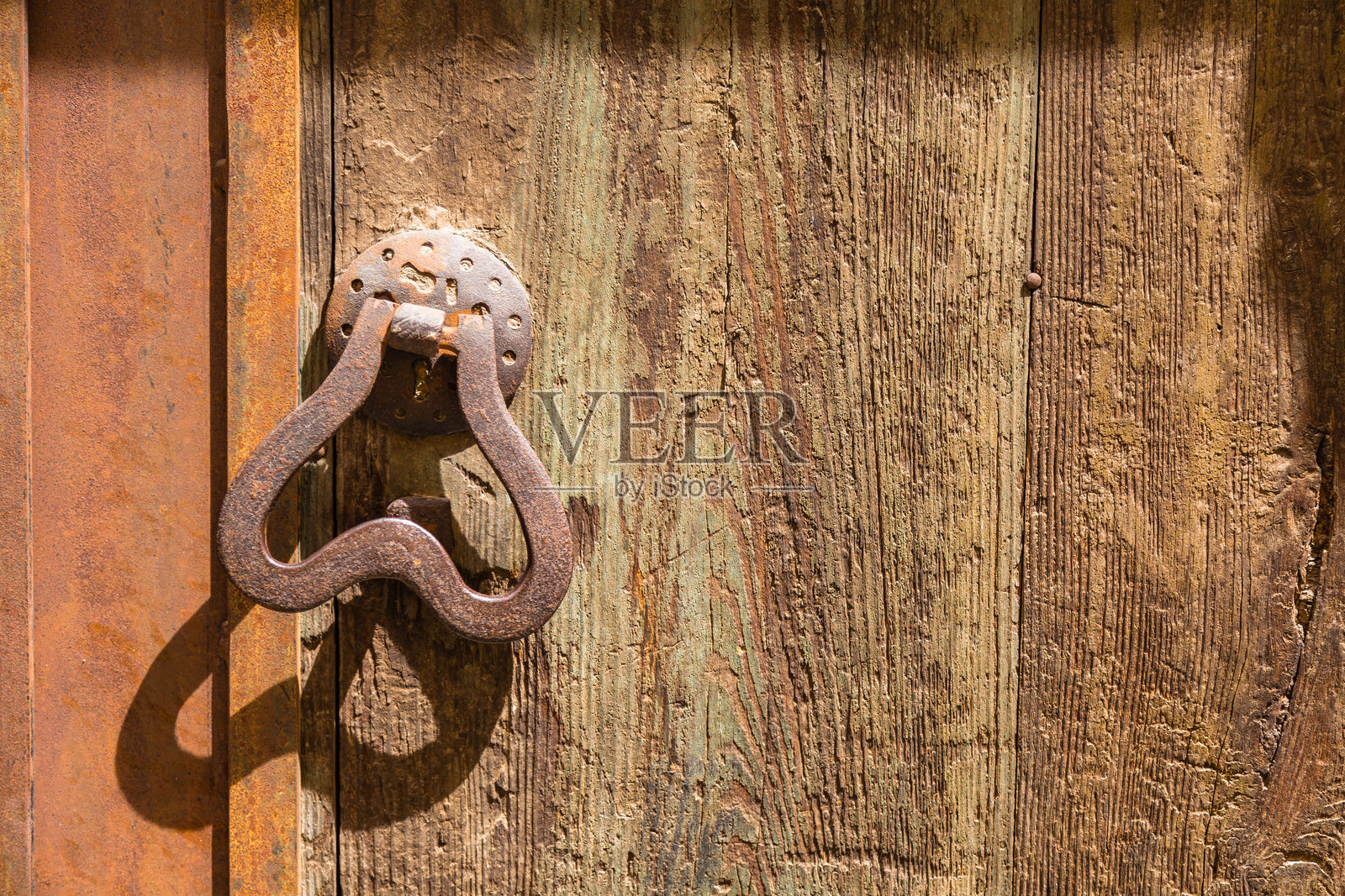 土耳其卡帕多奇亚乌尔居普一座私人住宅的铁门把手照片摄影图片