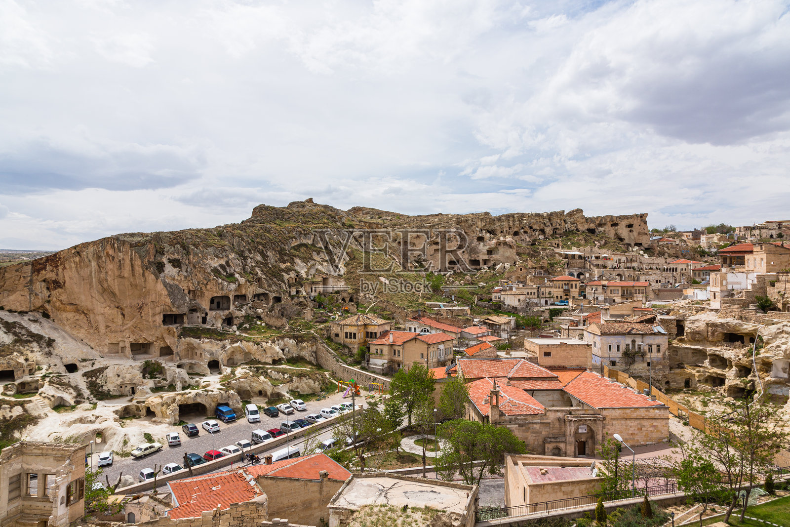 土耳其卡帕多奇亚的乌尔居普,城市景观与洞穴住宅照片摄影图片