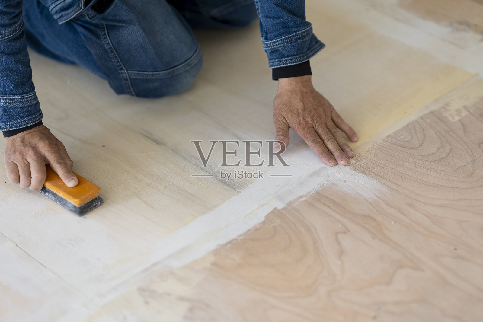 专业工匠安装软垫地板 - 家庭装修工作照片摄影图片