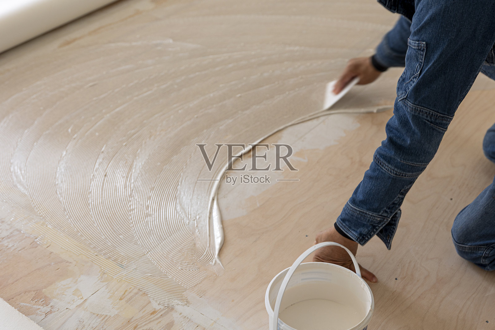 专业工匠安装软垫地板 - 家庭装修工作照片摄影图片