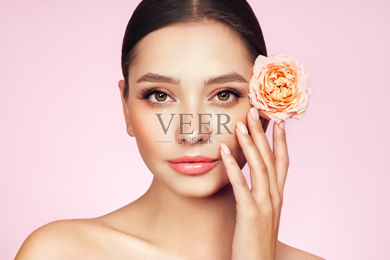 美丽的年轻女性手捧玫瑰花照片摄影图片