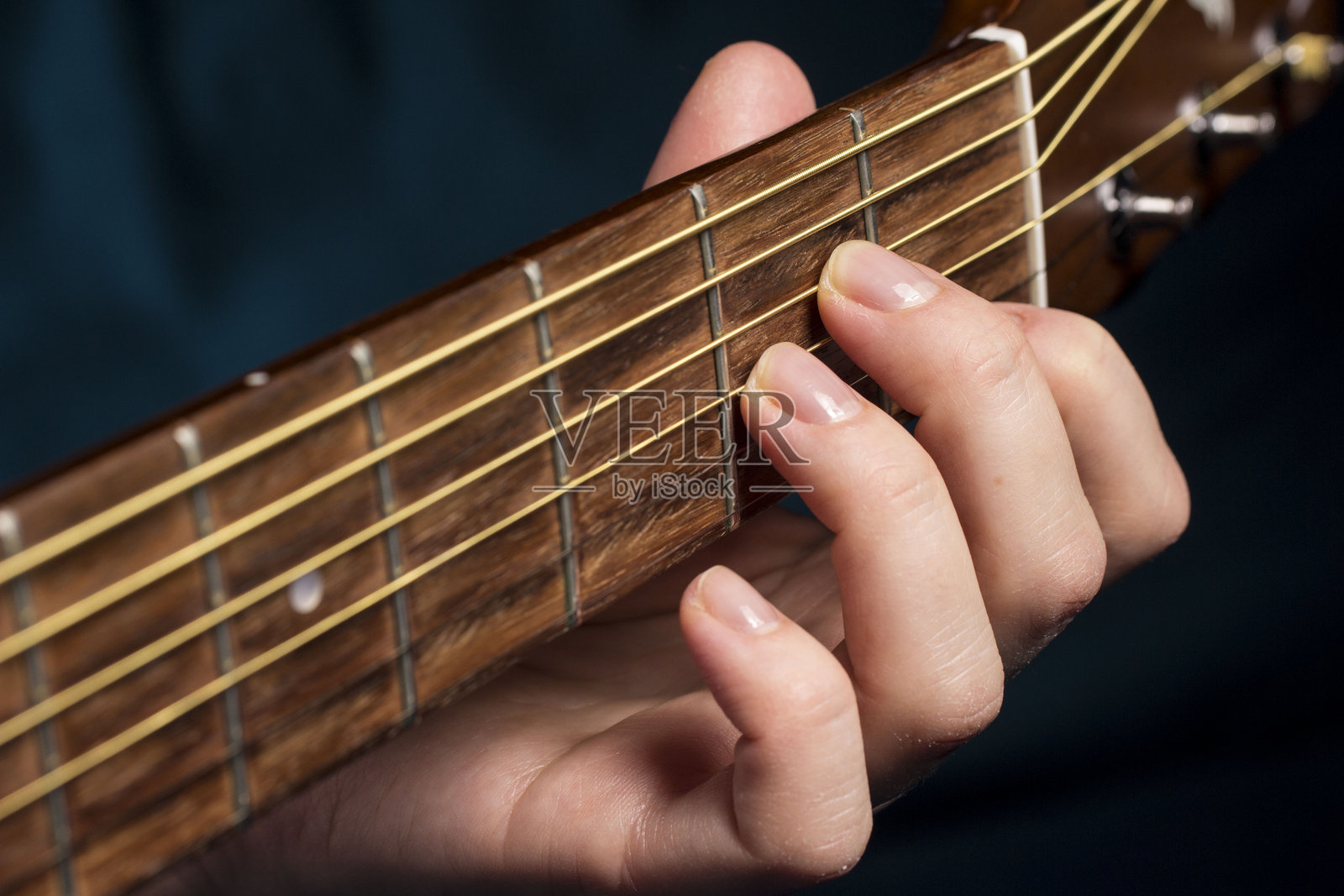 女性手在黑色背景下弹吉他,生活方式,特写。照片摄影图片