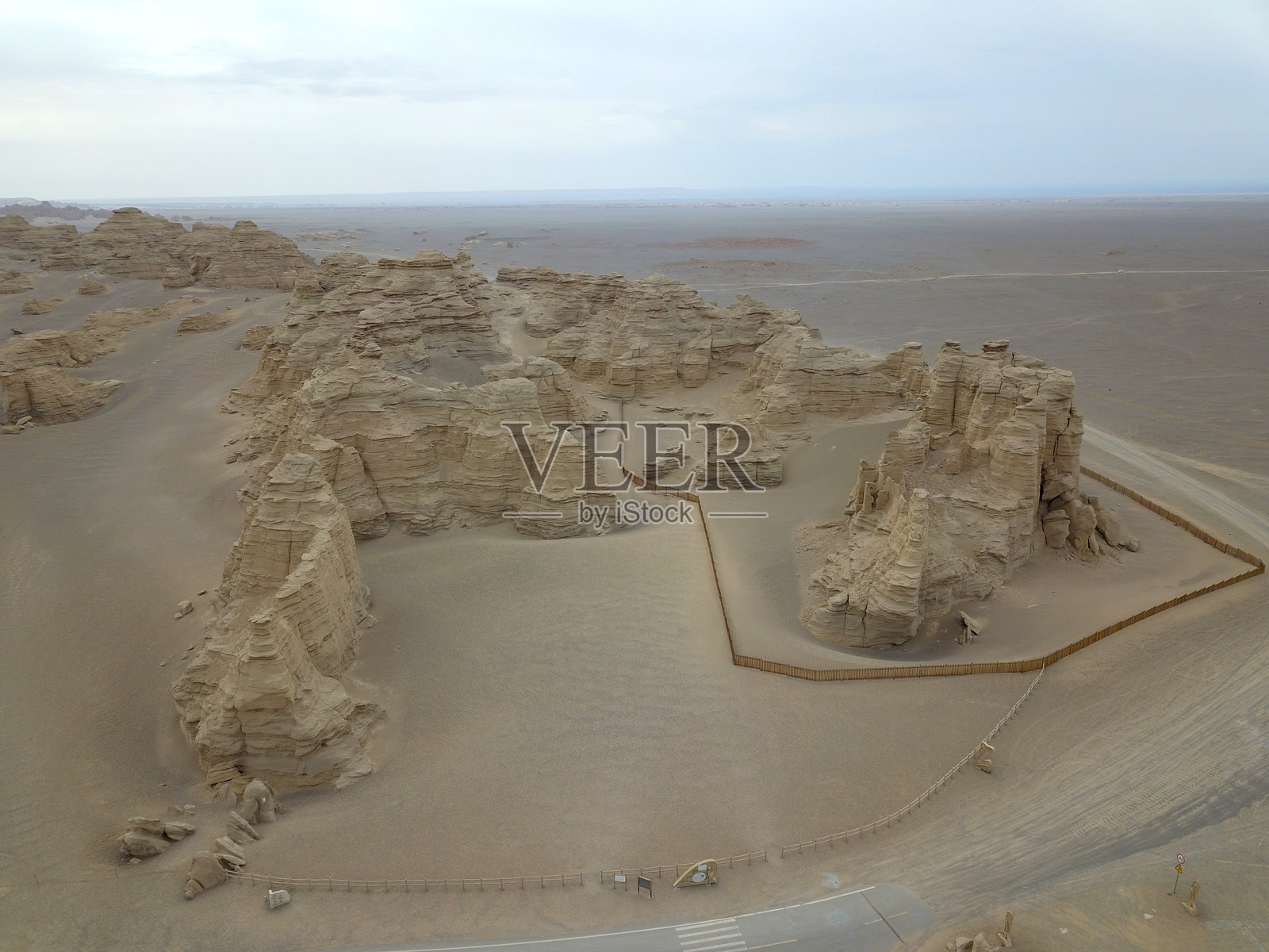 中国新疆的地貌风景沙漠照片摄影图片