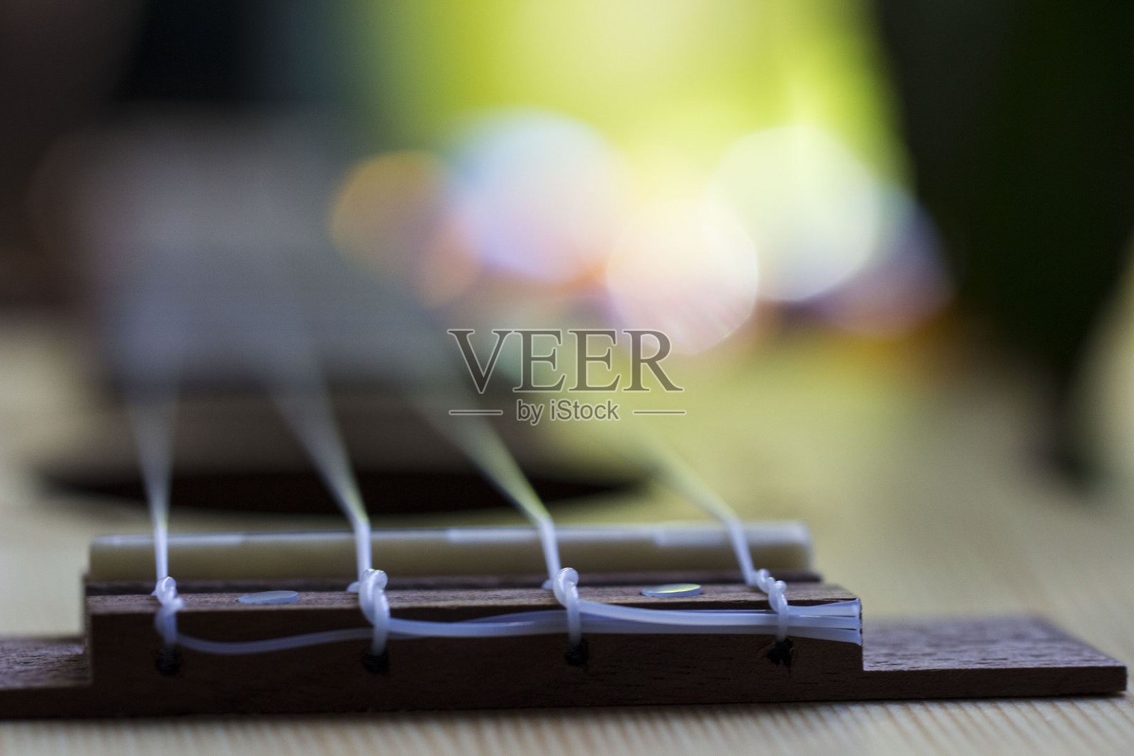 夏威夷吉他和乌克丽丽,背景为绿色。特写。马鞍。照片摄影图片