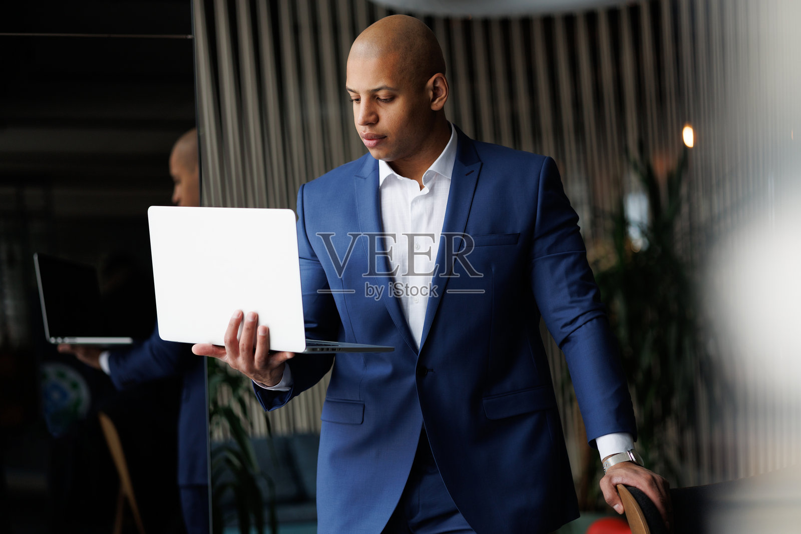 非裔美国经理在现代酒店使用笔记本电脑照片摄影图片