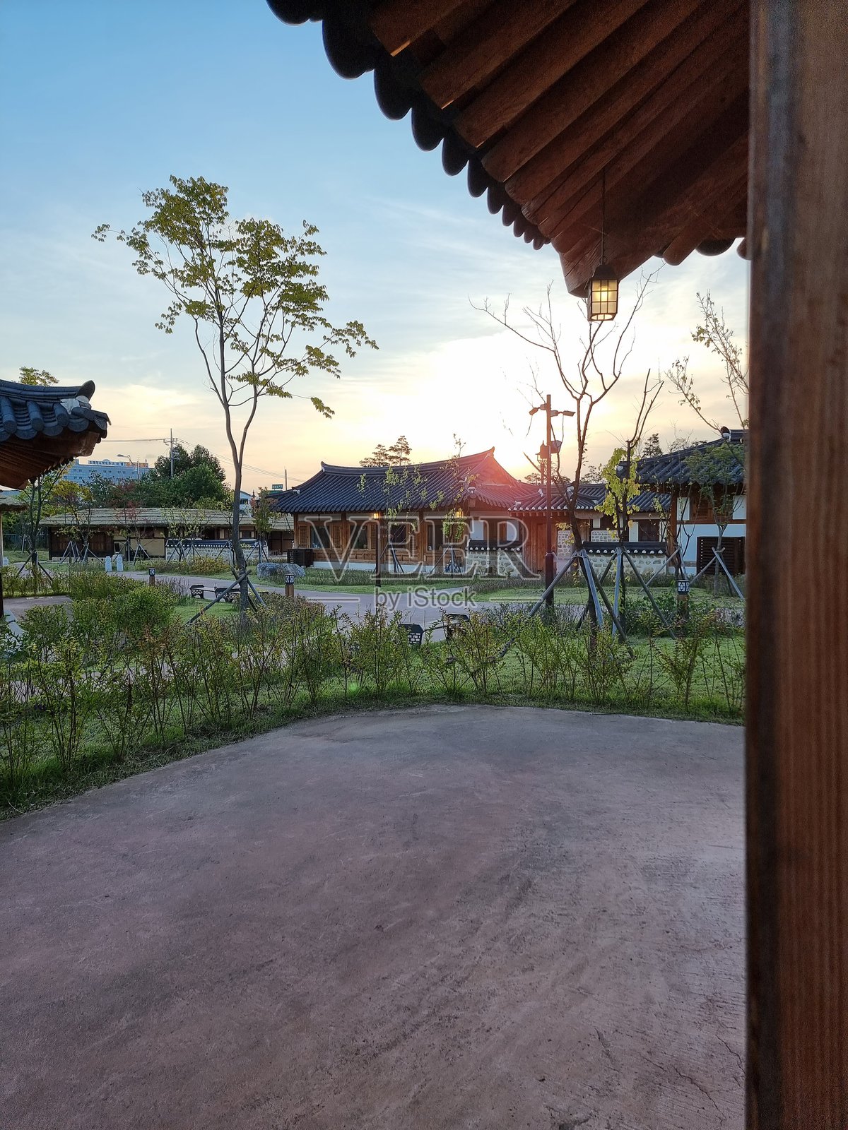 韩国清州的传统韩屋村落在日落时分照片摄影图片