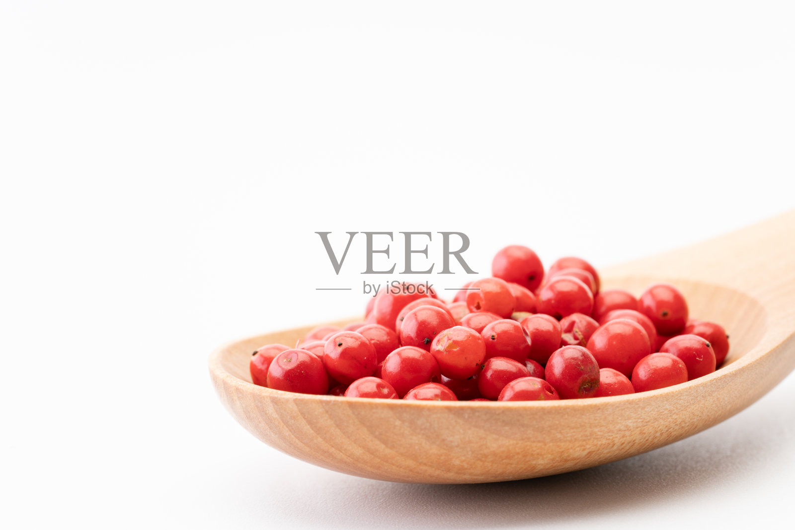 木勺上的粉红胡椒粒照片摄影图片