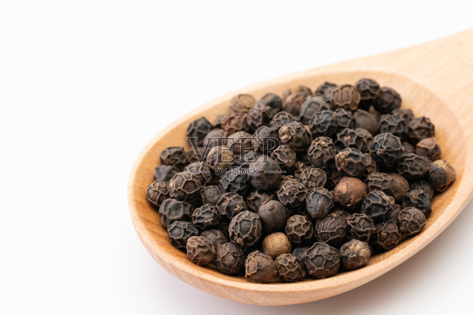 木勺上的整颗黑胡椒粒特写照片摄影图片