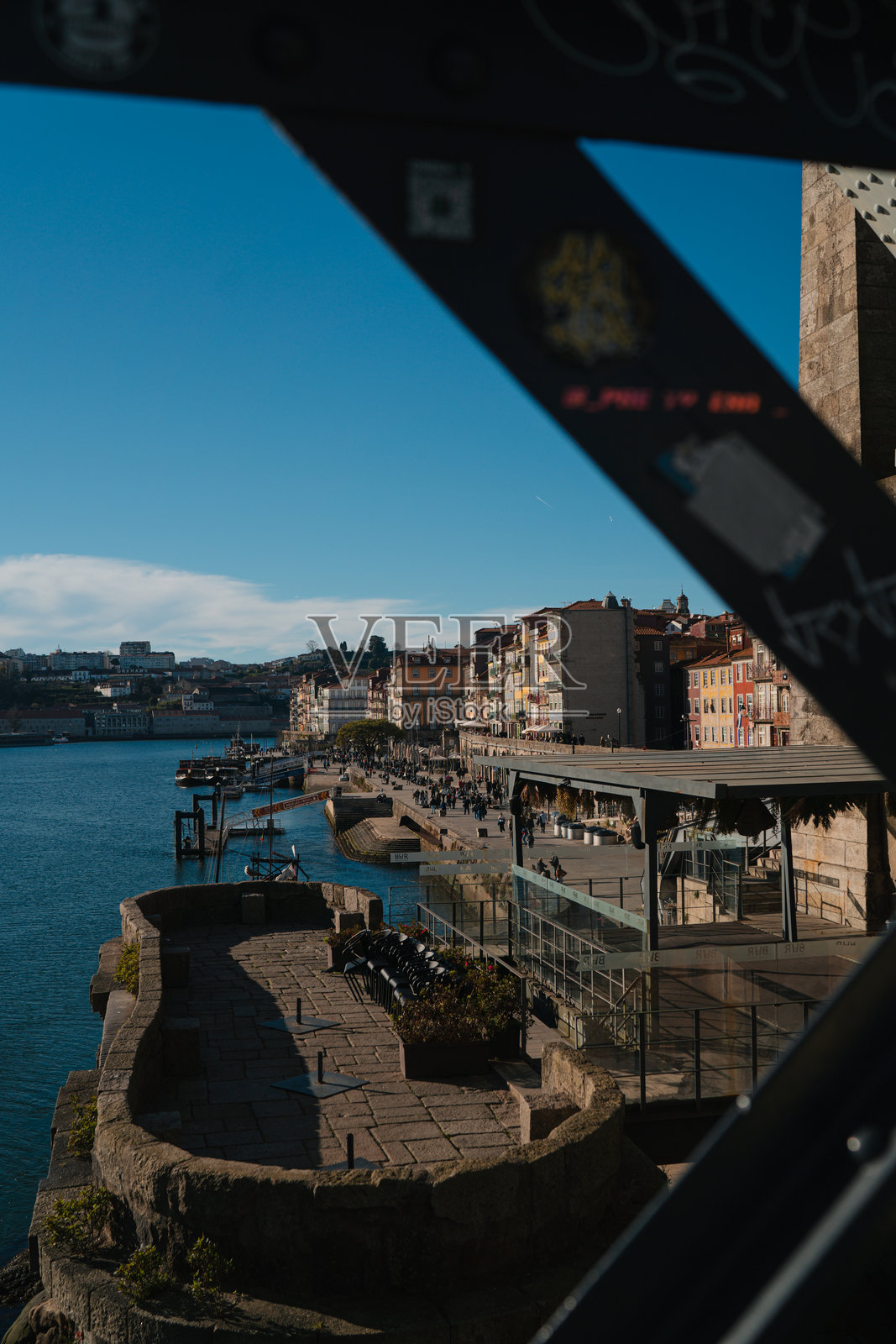 阳光透过葡萄牙波尔图的杜罗河大桥照射进来照片摄影图片