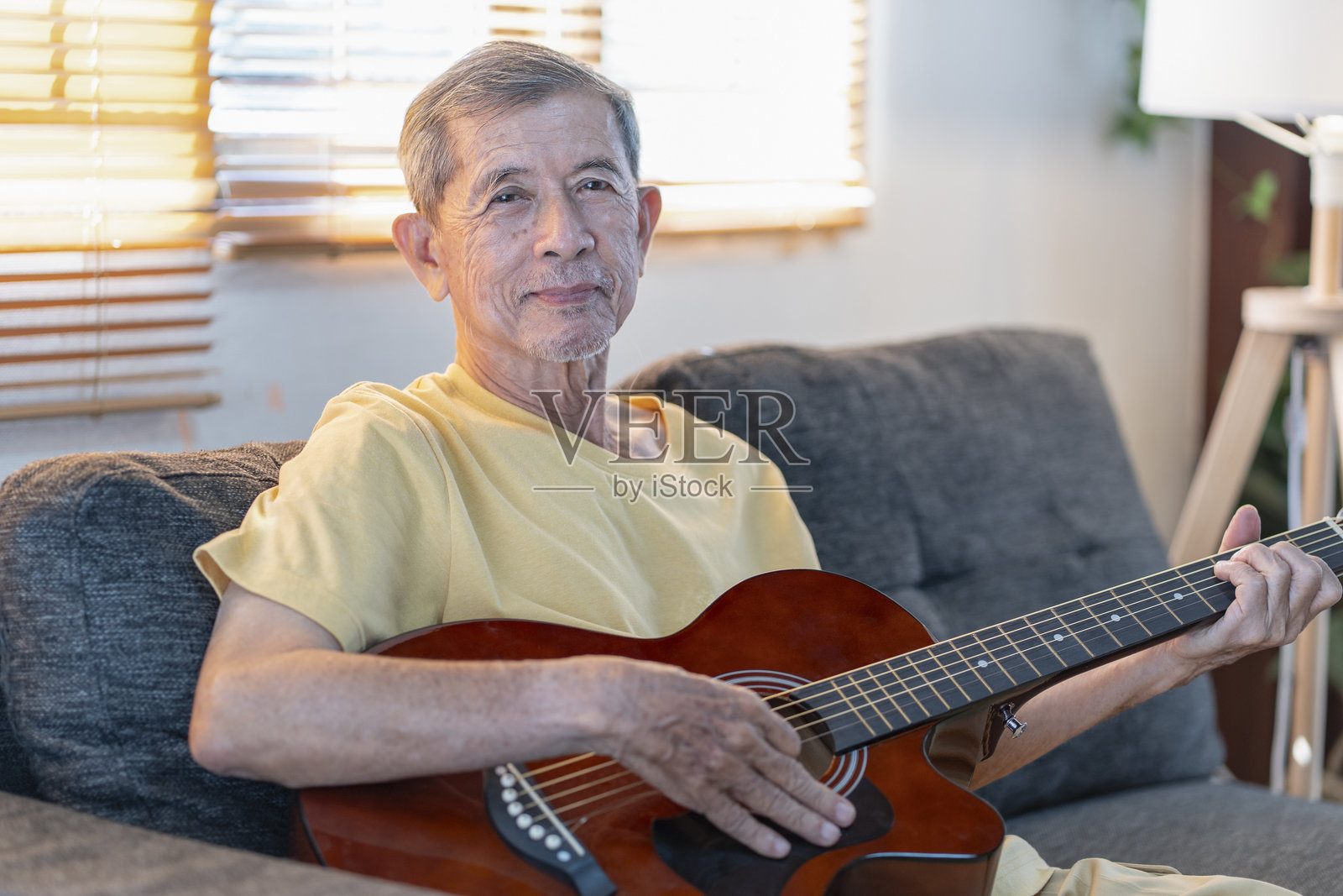 在家弹吉他的老年男性肖像照片摄影图片