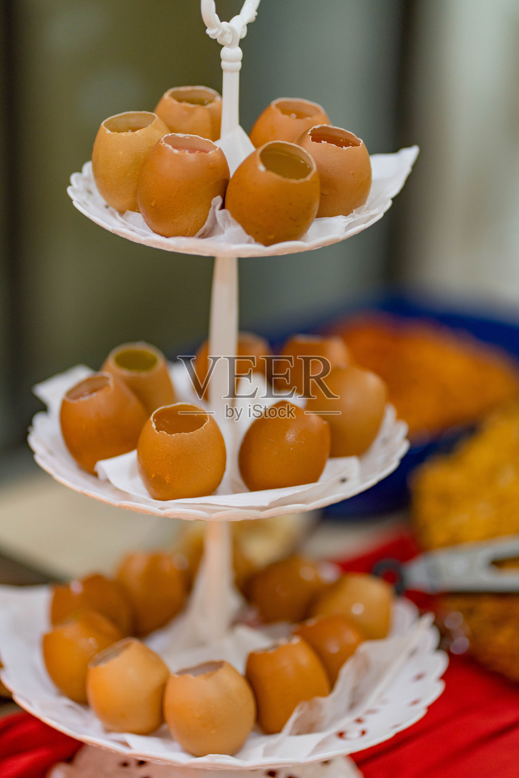 圣诞装饰的餐具和食物照片摄影图片